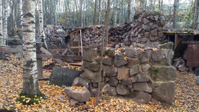 Linna on rakennettu ihmisvoimin. Pienempiä kivimurakoita rakennuspaikalle on kuljetettu polkupyörällä, suuremmat taas on kaivettu maasta linnan alueelta.