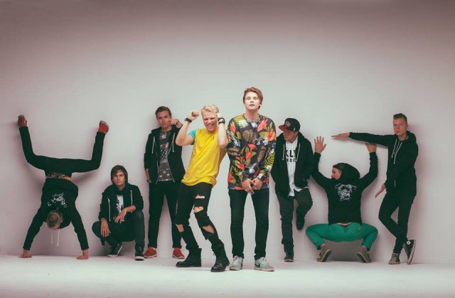 Roope Salminen koirineen ottaa lavan haltuun Jäähallin koris-tapahtumassa.