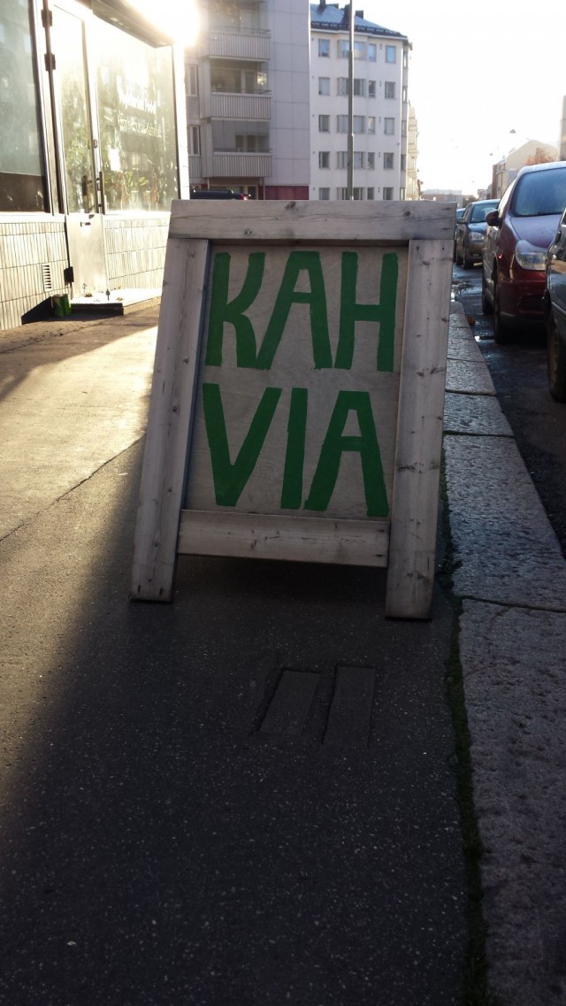 Kolmannelta linjalta löytyy kiva kahvila, josta saa herkullista kahvia.