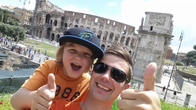 Eetu ja Ilkka Lavas Roomassa Colosseumilla. Aktiiviloma.
