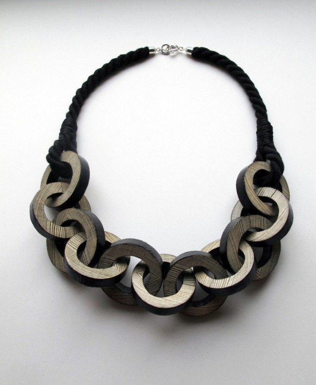 ..tai mahdollisesti suomalaista käsityötä olevan kauniin korun?