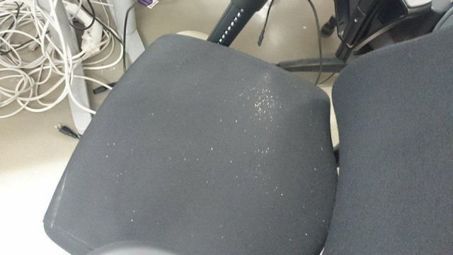 Tuolitkin on sotkussa ja lasinsiruissa :( Mälsää :(