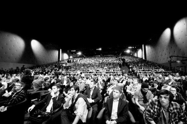 Pääsylipputulojen määrä riippuu useimmiten salin maksimikoosta, sisällön kiinnostavuudesta, sisällön tuottajan brändistä. Samat lainalaisuudet pätevät myös media-alalla.