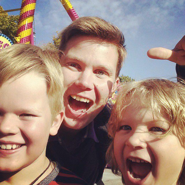 Poikien kanssa on hauska touhuta. Kuva siitä kun kävimme tänä vuonna tivolissa.