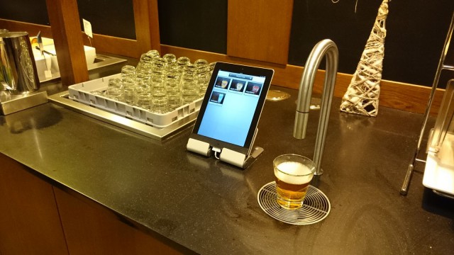 Ipad on kytketty mehu-automaattiin. Voit valita pädiltä, mitä juomaa haluat ja hanasta tulee sitä juomaa mitä haluat. Tämä härveli voi olla kytketty nettiin ja sen kautta keittiöön voi ilmoittaa kun juoma on säiliöstä loppu. Internet of things.