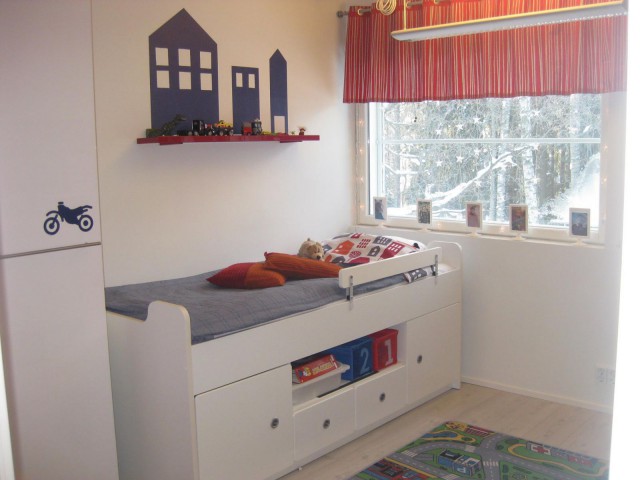 Laitoimme meidän lasten sängyn netin kautta etsimään uutta kotia.