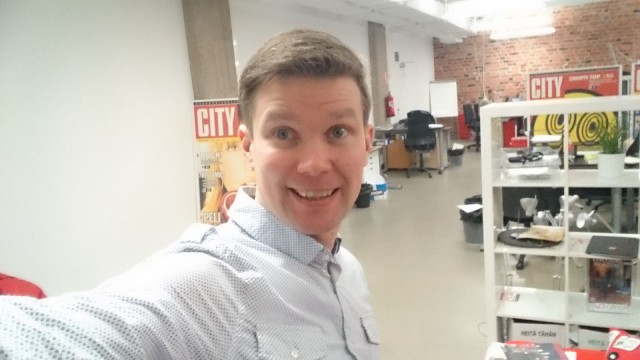 Sarjayrittäjä Ilkka O. Lavas City-lehden toimistolla.