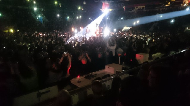 Yleisön älypuhelimien määrästä päätellen keikka tuli varmasti hyvin dokumentoitua. Don Huonot 25 v juhlakeikka Helsinki jäähalli.