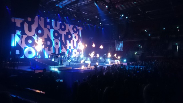 Lavashow oli laadukasta ja mukavasti höystetty pyrotekniikalla, savulla ja liekeillä. Don Huonot 25 v juhlakeikka Helsinki jäähalli