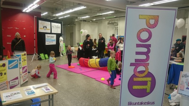 Lapsille parkouria, telinevoimistelua yms liikuntaa järjestävä PompIT oli myös mukana.