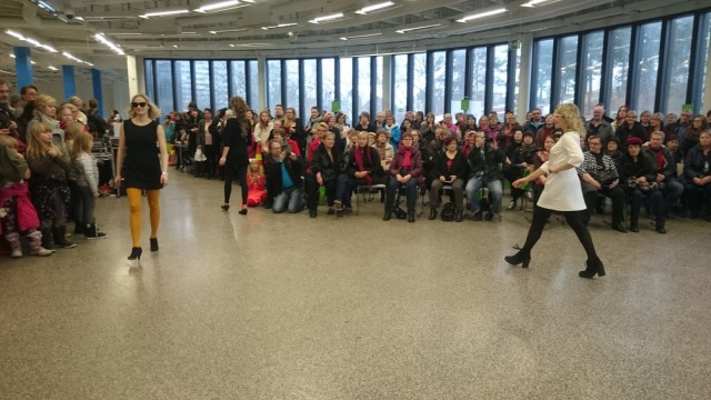 Popup -tapahtumassa nähtiin myös paikallisten vaate-alan yritysten järjestämä muotinäytös.