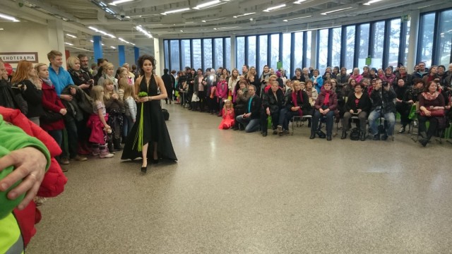 Muotinäytös. Kerava Crazy Day. Anttilalta tyhjäksi jääneessä liiketilassa.