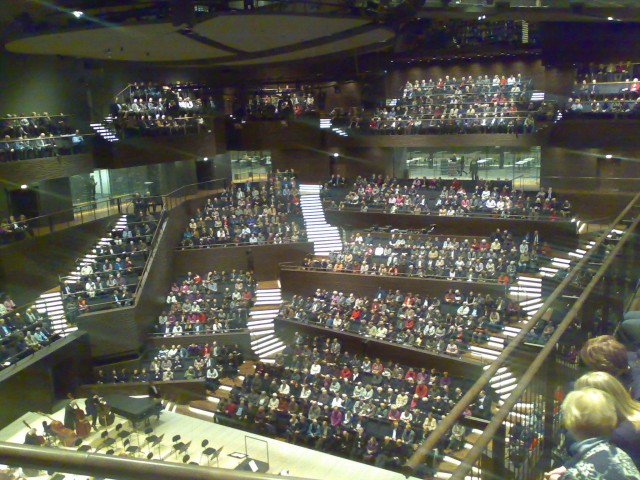 Jos ei ymmärrä termejä, voi sinfonia kuulostaa kakofonialta. Jos kieli on vierasta, voi ostajalle tulla sellainen olo, ettei uskalla ostaa. Kuva musiikkitalosta jossa ei saisi kuvata.