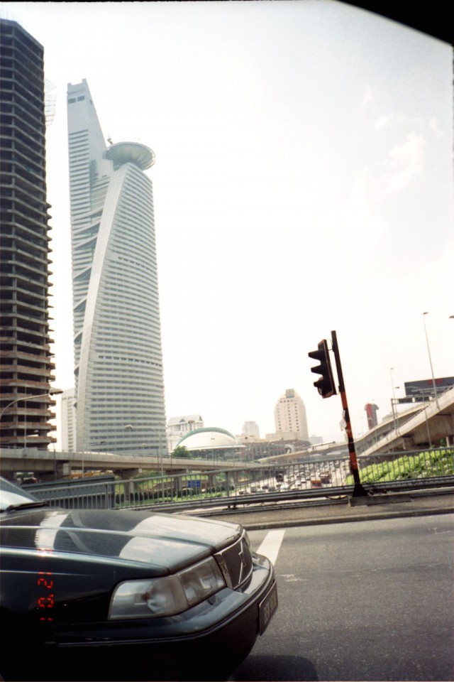 Tuhlasin nuorena paljon rahaa turhuuksiin. Kuva Malesiasta. Reissusta jäi muistoja, mutta firman laajentaminen sinne oltaisiin voitu jättää väliin.