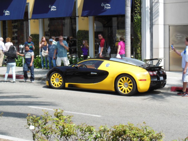Auto ei ole hyvä sijoitus. Auton arvo laskee. Sijoita itseesi, sijoita osaamiseesi, säästä osakkeisiin tai johonkin, mikä kasvattaa sinulle korkoa.