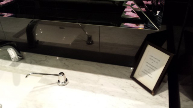 Kuva erään design-hotellin vessasta. Käsipyyhepaperi on niin hienosti piilossa, että pitää olla oikein kyltti, missä kerrotaan missä käsipyyhepaperi löytyy. Design fail.