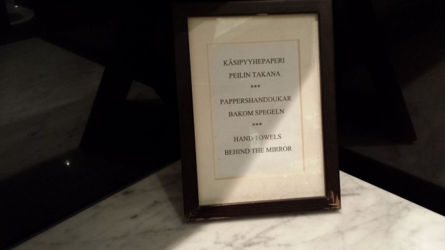 Jos käsipyyhepaperin sijainnista pitää laittaa erillinen ohjeistus, on design epäonnistunut. Design fail.