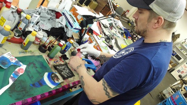 Jori Hämäläinen vastaa WikkoSkatesin luistinten ulkoasusta pelaajien toiveiden mukaan.