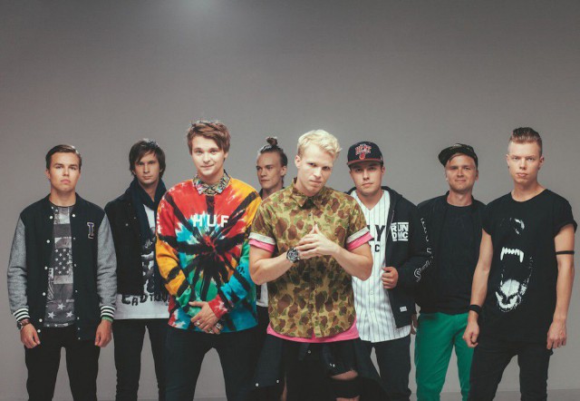 Vaikka Roope Salminen (kolmas vasemmalta) on nostettu bändin keulahahmoksi, vallitsee kavereiden kesken demokratia, jossa jokaisen sana painaa.