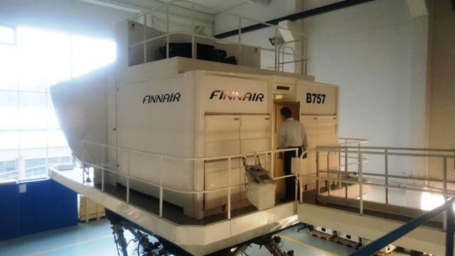 Boeing 757 lentokoneen simulaattori kallistuu, nousee ja laskee kuten oikea lentokone.