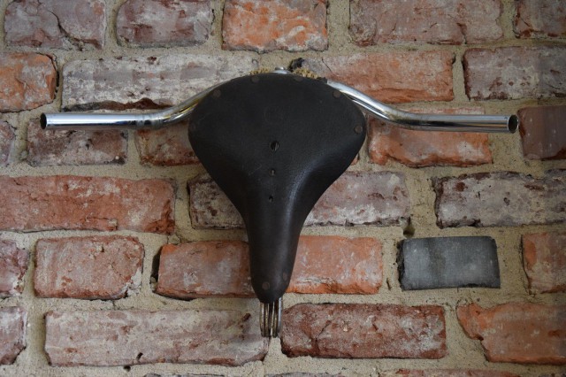 Pajan seinää komistaa Pablo Picassolle kunniaa tekevä taideteos, jonka osat löytyivät Lissabonista varkaiden torilta.