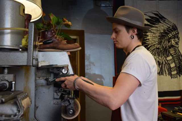 Vuokrattavasta tilasta löytynyt kuvan putsikone oli merkittävässä roolissa, kun Juho Erving päätti ryhtyä kivijalkayrittäjäksi.