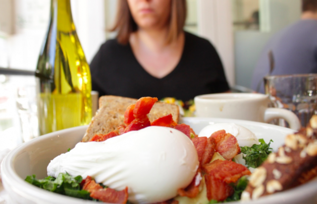 Westvillessä saa aamiaisella muun muassa uppomunia ja lehtikaalisalaattia.