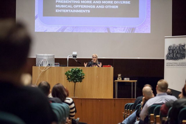 Deena Weinstein puhui metallimusiikin “kolmannesta aallosta”.