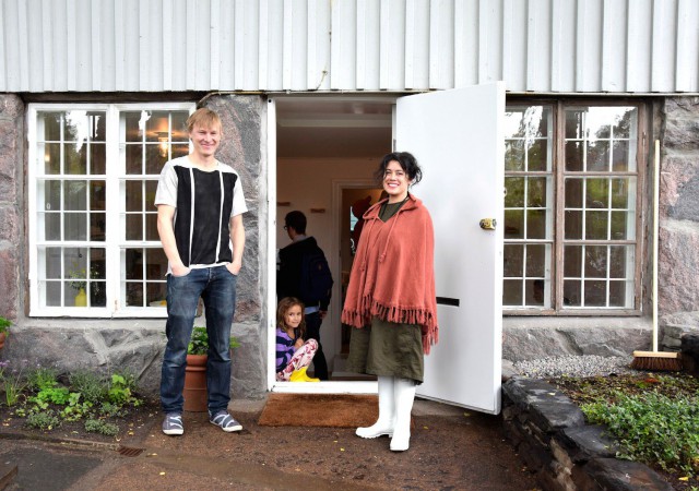 Jyri Engeström ja Caterina Fake nauttivat siitä, kun tytär pääsee touhuamaan kahvilassa ihmisten keskellä.