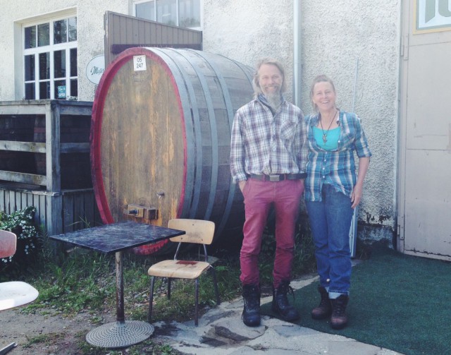 Jyrki Hirvonen ja Christiana Harle poseeraavat Paksuniemen Juomatehtaan edustalla.