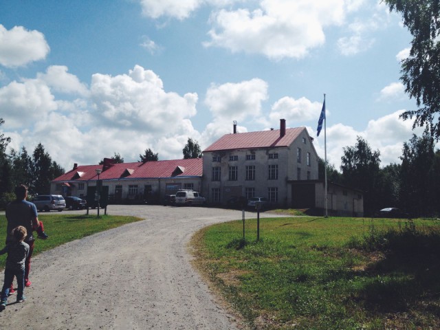 Paksuniemen Juomatehdas sijaitsee Rääkkylässä, Paksuniemen vierasvenesatamassa.