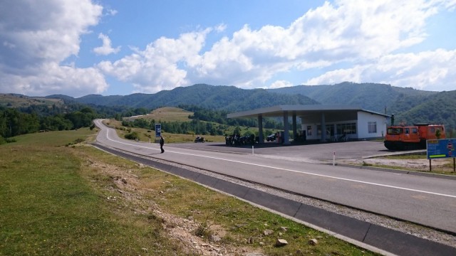 Huoltoasemalla jäätelötauolla juuri Transalpinan eteläpäässä.