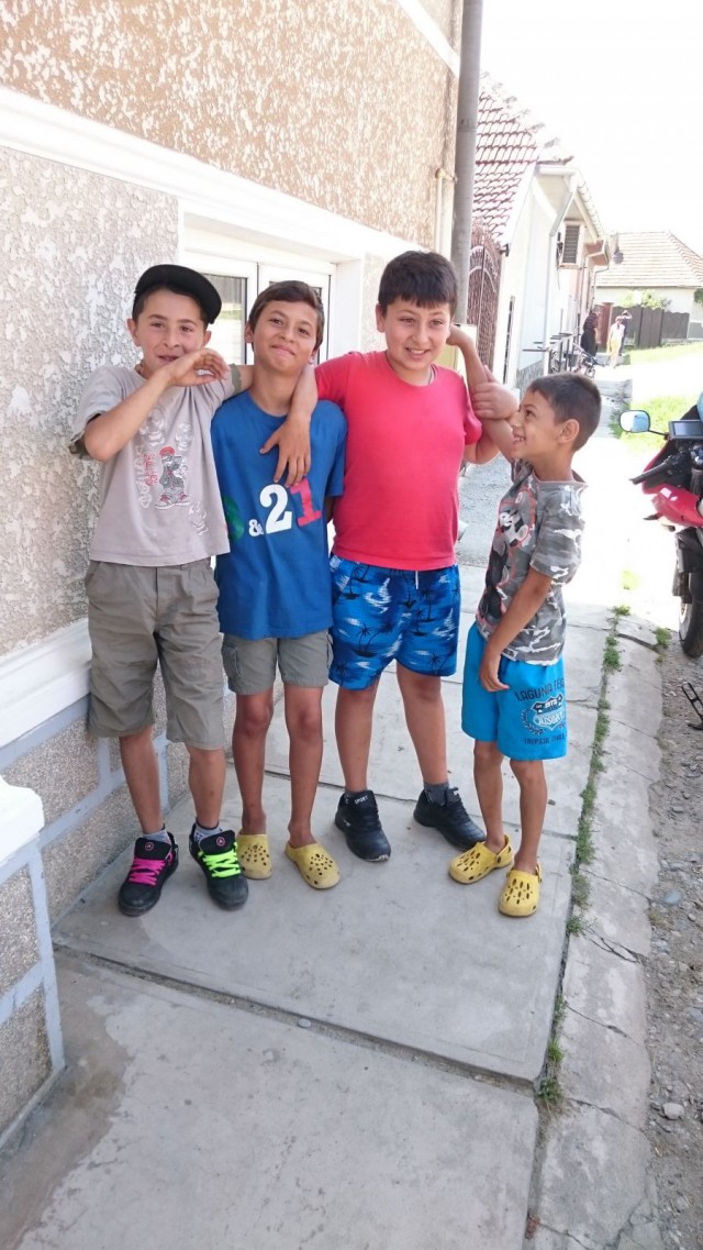 Romanialaisia poikia.