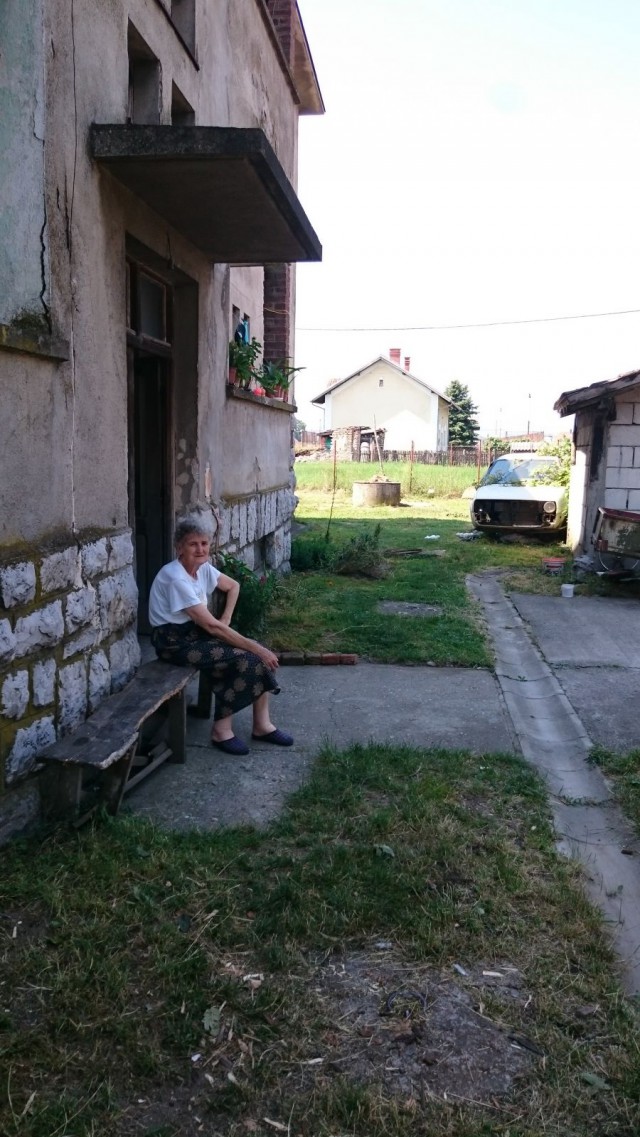 Serbialainen täti chillailee varjossa.