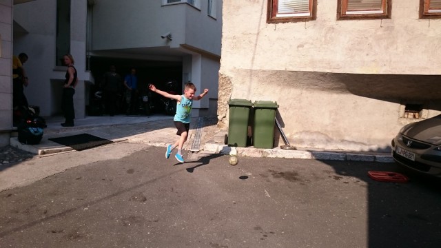 Pojat potkivat jalkapalloa Hayat hotellin edustalla.