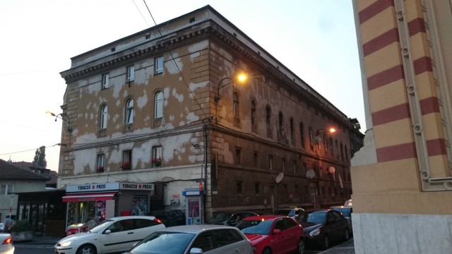 Kirjaston viereinen rakennus on vielä huonossa kunnossa.