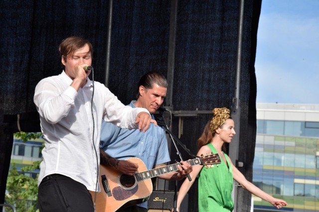 Atomirotta-yhtyeen Rane Raitsikka sai poikkeuksellisen tapahtuman kunniaksi lavalle mukaansa siskonsa Mannan.