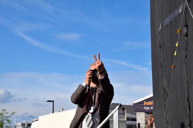 Mediaa oli paikalla mukavasti. Uudenmaan Sanomien Touko Hujanen näytti kuvaansa rauhaa.