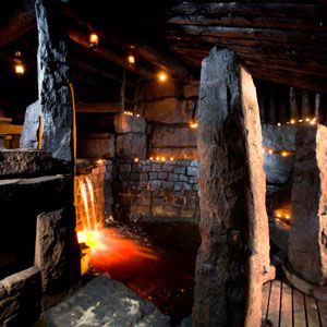 Metsäkylässä on maanalainen graniittisavusauna. Huikean hyvät löylyt ja tunnelma.