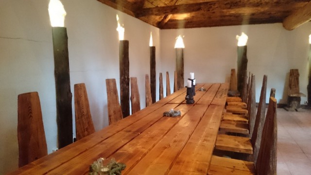 Metsäkylässä mahtuu syömään isompikin porukka. Lisäksi päätalolla on kokoustiloja isommillekin porukoille.