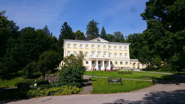 Stenhuset, eli kivitalo tai kivimuuri on rakennettu 1818 ja se on ollut aikanaan Fiskarsin ruukin päärakennus.