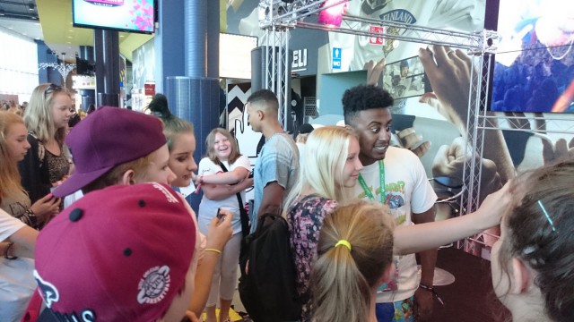 Selfiesukupolvi kerää Tubeconissa nimmareita sekä selfieitä julkkisten, esim kuvan Prinssi Jusufin kanssa.