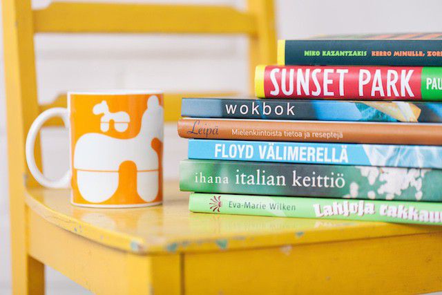 Kierrätyskeskuksen verkkokaupasta saattaa löytyä persoonallinen kahvikuppi tai lukemista syysiltoihin.