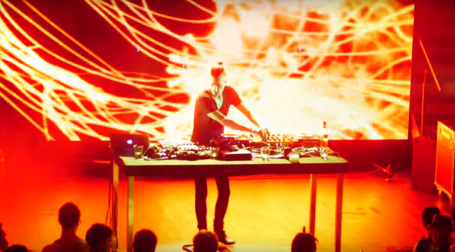 Orkidea Live tarjoilee näyttävän valo- ja videoshow'n.