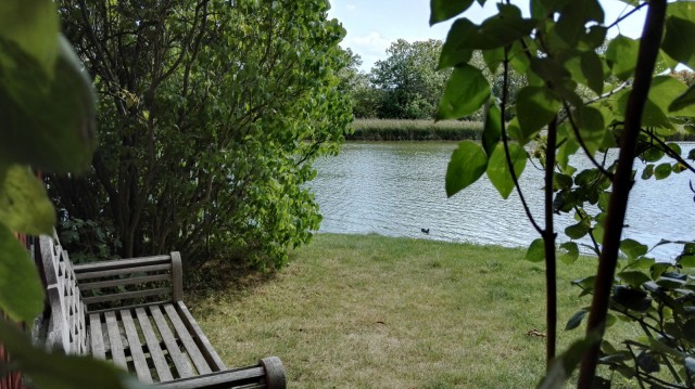 Asunnon takapiha joen rannalla Kööpenhaminassa Christianiassa. Ei hassumpi paikka.