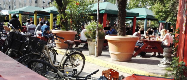 Christianiassa on kahviloita. Niissä voi ihan juoda kahviakin, mutta pilvenkäryä on pääsääntöisesti joka pöydässä.