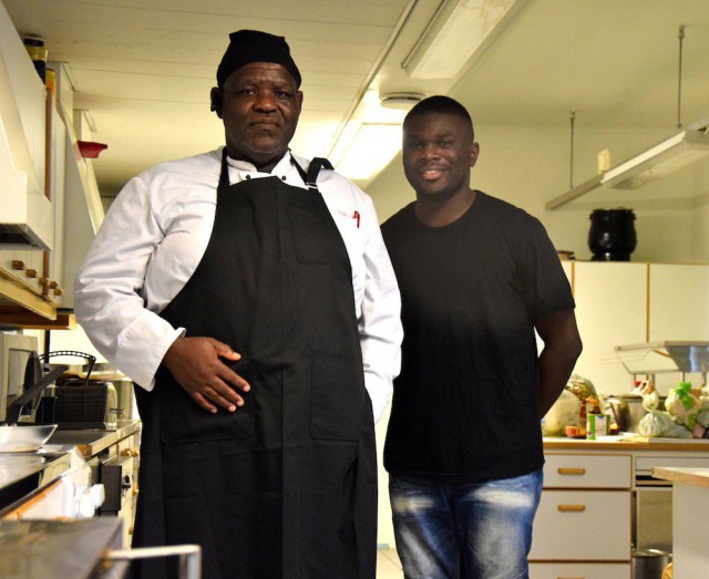 African Potsin keittiömestari Harry Ukeje ja myynnistä ja markkinoinnista vastaava Richmond Ghansah.