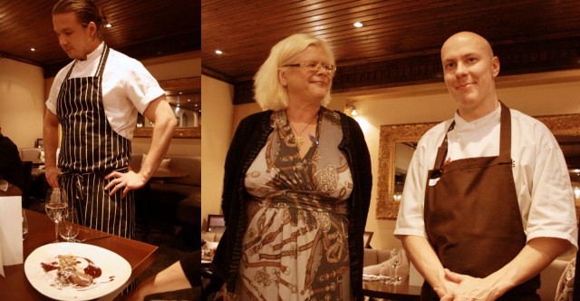 Vasemmalla keittiömestari Pauli Novitsky esittelemässä jälkiruokaa. Oikealla aina hymyilevä ravintoloitsija Mari Kärkkäinen sekä sommelier Toni Aikasalo.