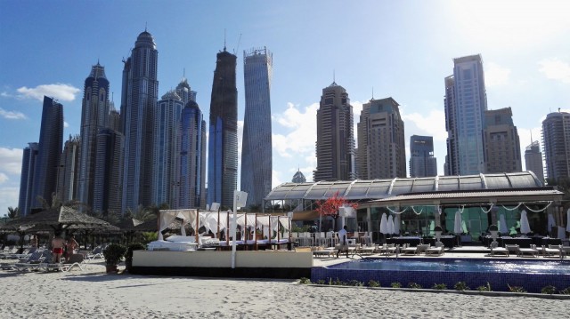 Kuva hiekkarannalta resortille päin. Habtoor Grand Beach Resort & Spa, Autograph Collection