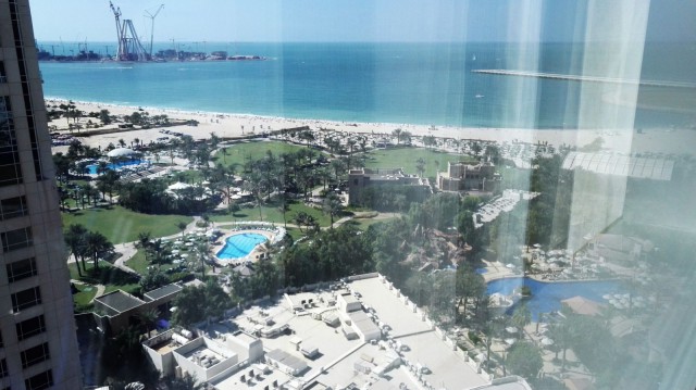 Hiekkaranta ja resortin puisto-alueet. Habtoor Grand Beach Resort & Spa, Autograph Collection Dubai.